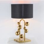Bull – Lampe de table, métal doré mat et chapeau noir. Élégance et chaleur pour votre intérieur.