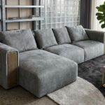 Tandora – Salon en velouté gris, modèle angle. Chic, doux, optimisé.