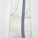 Serviette blanche avec les lignes bleu de nuit