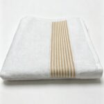 Serviette blanche motif beige